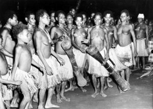 KIT 951:394.3 N. 38 10008235 R. Mappi. Dansende en zingende Moejoe-vrouwen. Kant. v. Voorl. en Radio-Omroep Nw. Guinea. 1955.