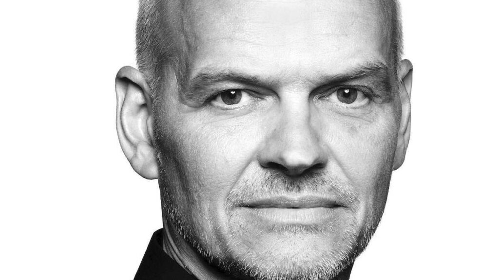 Style: "Daylight pop plus"