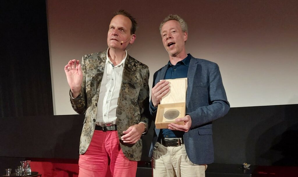 Vincent Bijlo en Sem de Jongh met de Zilveren Reissmicrofoon