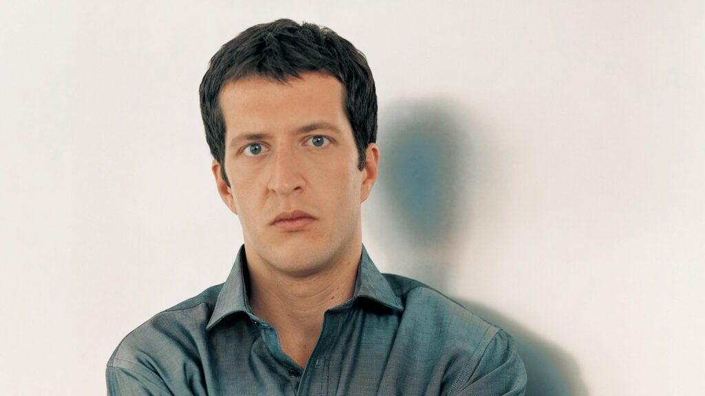 Thomas Adès liggend © Warner Classics David Thompson