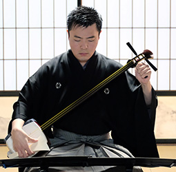 Hidejiro Honjoh met shamisen