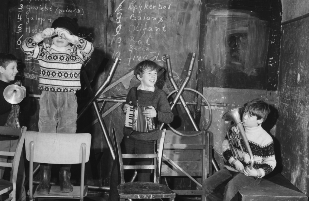 vier kinderen spelen met instrumenten